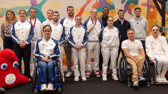 Nos athlètes régionaux posent en famille, avec ou sans médaille autour du cou. Photo : Xavier Ducordeaux.