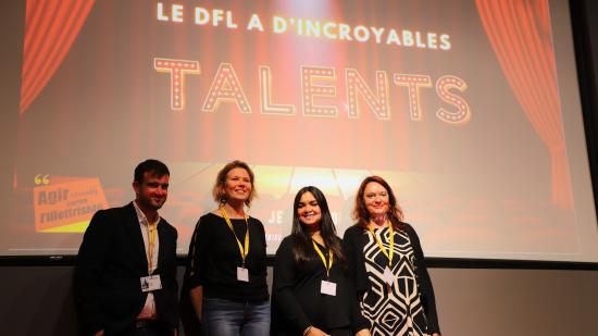 Deux stagiaires et leur accompagnatrice avec Audrey Rembert, chargée de mission publics spécifiques et du DFL à la Région - Crédit Océane Lavoustet