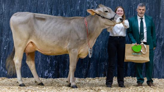 La vache Tisa et sa meneuse Elsa remportent le premier prix de section en catégorie 1B. Photo Xavier Ducordeaux