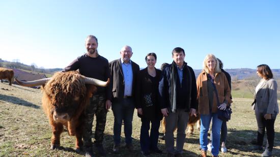 Christian Morel, Stéphanie Modde et Eric Houlley (2e, 3e et 4e en partant de la gauche) en viste à la Ferme du Breuillet (70) - Crédit Océane Lavoustet