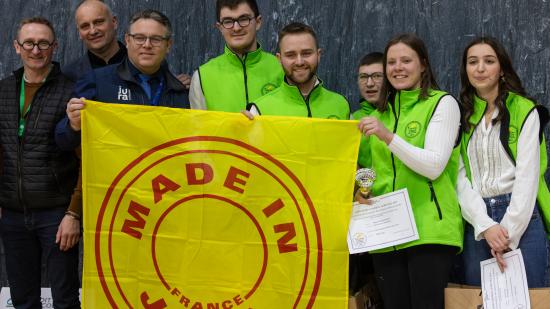 Au concours de pointage des Montbéliardes, c’est le Jurassien Clément Fillod (au centre) qui s’est imposé. Photo Xavier Ducordeaux