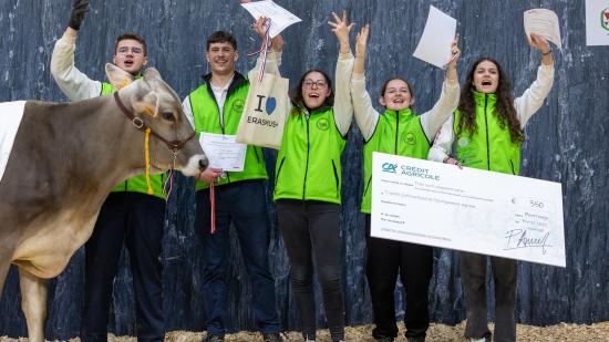 Une troisième place pour le lycée agricole La Barotte de Chatillon-sur-Seine : ça valait bien d’entamer un ban bourguignon sur le podium ! Photo : Xavier Ducordeaux