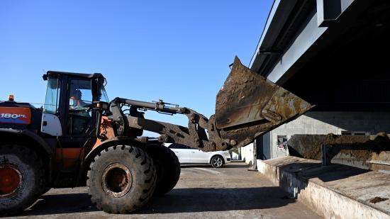 Une fois par jour la cuve est alimentée sur le site de Pusey (70). Crédit Emma Miskizak