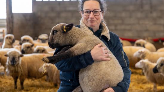 Marie-Dominique Commaille est à la tête d'une exploitation qui compte 200 brebis et une vingtaine de vaches, à Decize (58) - Photo Xavier Ducordeaux