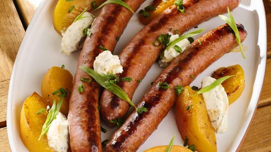 Merguez de brebis, pêche rôtie et mousse de chèvre - Photo Image et associés