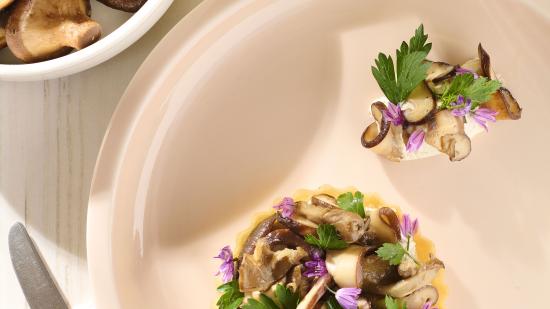 Tartelette de champignons, persil et fromage de brebis - Photo Image et associés