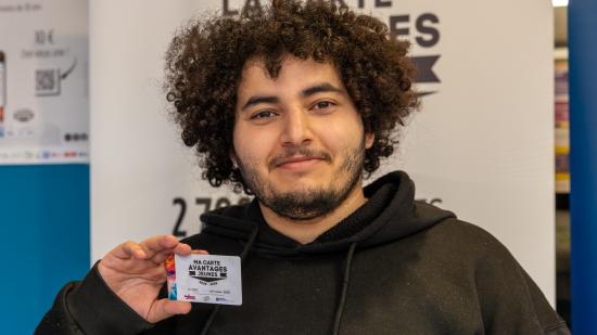 Anouar a sa carte Avantages Jeunes : il ne se passe pas une semaine sans qu’il ne l’utilise. Photo : Xavier Ducordeaux.