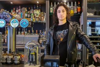 Edoardo, étudiant et serveur dans un bar à Besançon - Photo Région Bourgogne-Franche-Comté