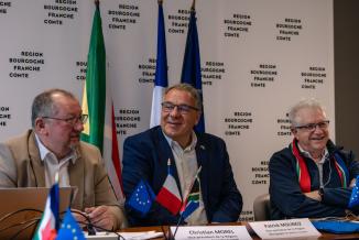 De gauche à droite, Christian Morel, vice-président de la Région en charge de l’agriculture et de l’agroalimentaire, Patrick Molinoz, vice-président en charge du numérique et de l’international, et Alan Winde, Premier ministre de la Province du Cap-Occidental - Photo DR