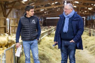 Christian MOREL, vice-président de la Région à l'agriculture, la viticulture et l'agroalimentaire (à droite), en visite dans l'exploitation de de Jean-Marc BERTRAND - Photo : Ludovic Godard