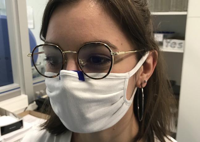 Deux cents pinces à fixer sur le masque ont déjà été fabriquées et distribuées gratuitement. Crédit © DR