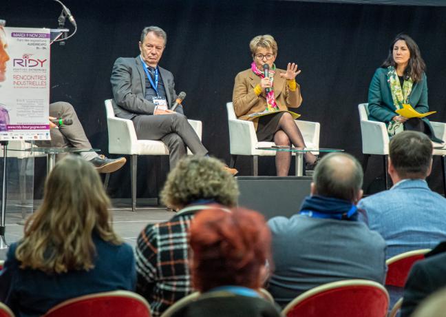 Marie-Guite Dufay (au centre) au salon RIDY, mardi 9 novembre 2021 - Photo Xavier Ducordeaux Région Bourgogne-Franche-Comté