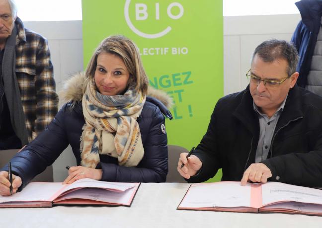Signature du marché de relocalisation des achats de denrées alimentaires par Océane Charret-Godard, vice-présidente en charge des lycées, mardi 24 janvier 2023 à Gy (70) - Photo Région Bourgogne-Franche-Comté Christophe Bidal