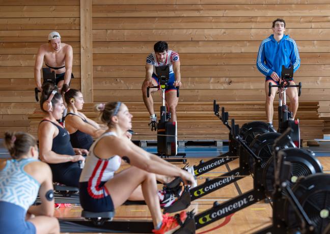 Rameurs et vélos de salle tous les jours au programme de l'équipe de France d'aviron. Photo : Xavier Ducordeaux