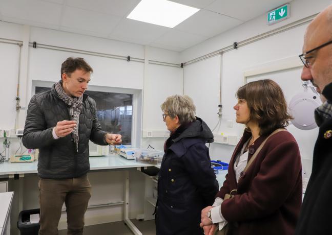 Un vaste laboratoire jouxte les étables et permet tous les prélèvements nécessaires - Photo Océane Lavoustet