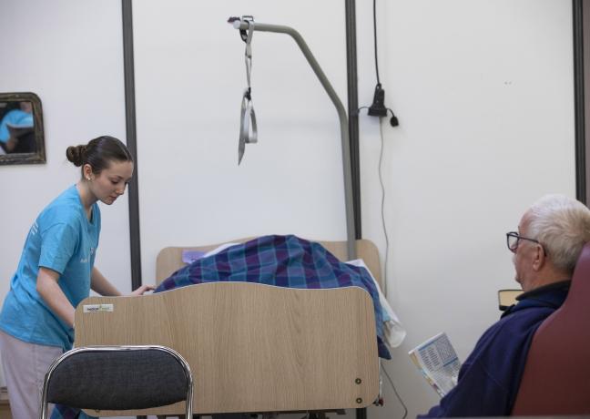 Métiers de l'aide à la personne - Crédit David Cesbron