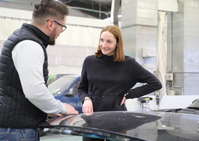 Loréna Hannequin, en Bac pro option carrosserie-peinture à Nevers, avec son professeur Morgan Tour - Photo Océane Lavoustet