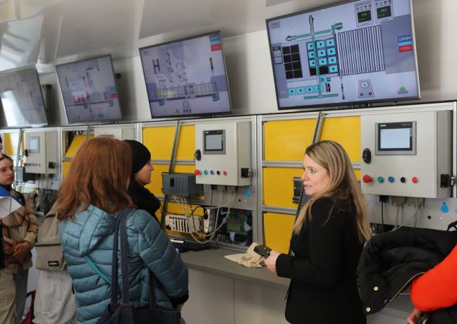 Les jeunes de la Milo de Montbéliard ont pu observer le fonctionnement d’une ligne de production virtuelle. Crédit : Océane Lavoustet /Région BFC