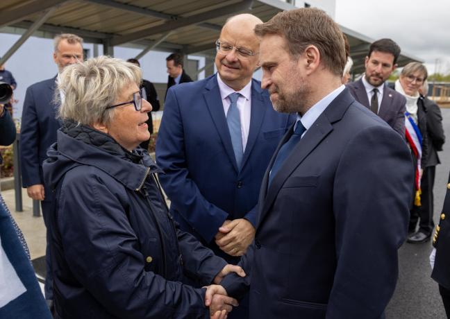 Le ministre de l’Industrie a été accueilli à Allenjoie par Marie-Guite Dufay, Présidente de la Région Bourgogne-Franche-Comté. Photo : Xavier Ducordeaux