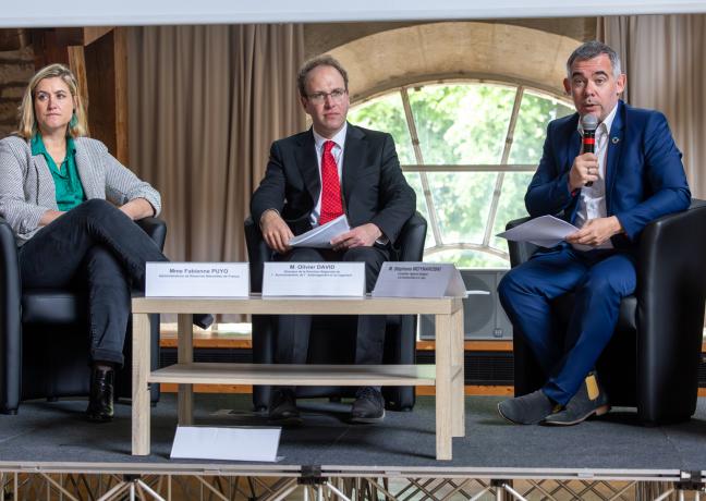 Fabienne Puyo (administratrice de Réserves Naturelles de France), Olivier David (directeur régional environnement, aménagement, logement à la DREAL) et Stéphane Woynaroski (Conseiller régional en charge de l’eau et de la biodiversité) ont animé la journée consacrée aux aires protégées. Photo : Xavier Ducordeaux