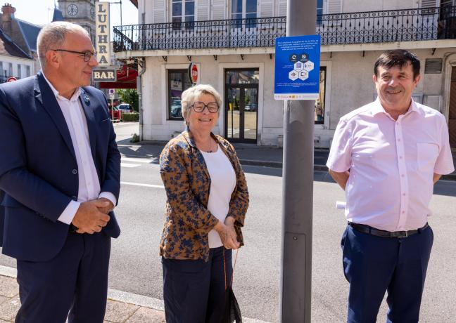 Marie-Guite DUFAY, présidente de la Région Bourgogne-Franche-Comté, entourée de Patrick MOLINOZ (à gauche), vice-président en charge des transitions numériques et président de l’ARNia, et Eric HOULLEY, vice-président en charge de la cohésion territoriale. Photo : Xavier DUCORDEAUX