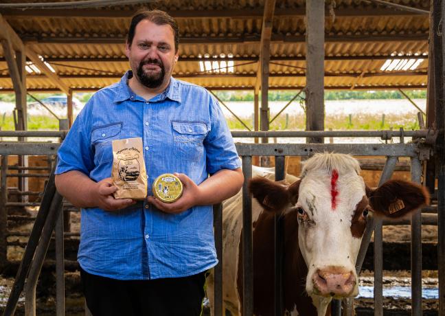 Jean-Maxime Humbert, fabricant de cancoillotte à la ferme les Chansereaux (71) - Crédit Emma Miskizak