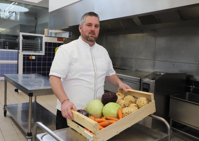 Romain Turban, chef de cuisine au lycée Montchapet à Dijon (21) - Photo Xavier Ducordeaux
