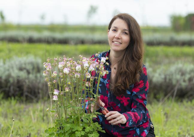 Amandine Deschamps, cultivatrice de fleurs à Rouvres-en-Plaine (21) – Crédit David Cesbron