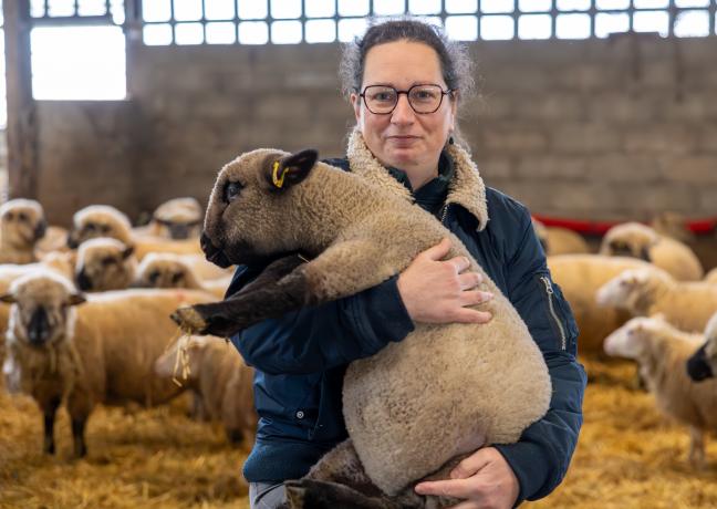 Marie-Dominique Commaille est à la tête d'une exploitation qui compte 200 brebis et une vingtaine de vaches, à Decize (58) - Photo Xavier Ducordeaux