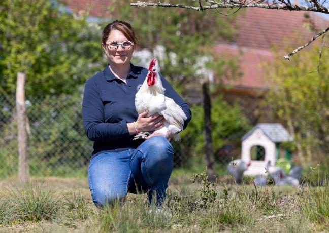 Pauline Badin, éleveuse de volailles à la Ferme du coq bressan, à Courlaoux (39) - Photo Xavier Ducordeaux