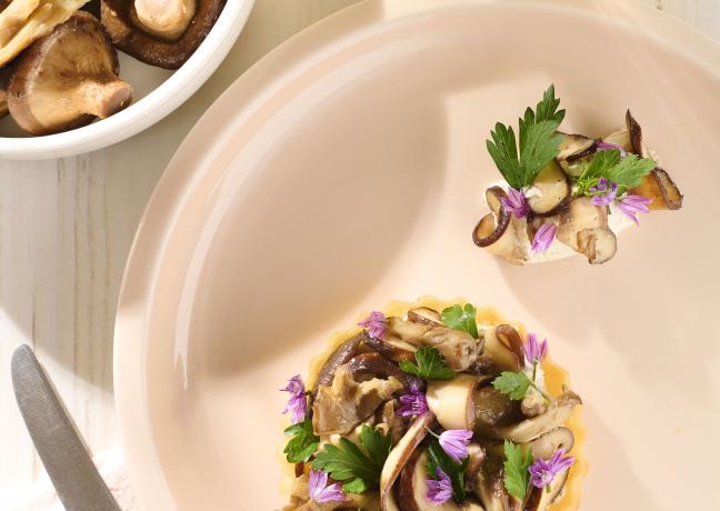 Tartelette de champignons, persil et fromage de brebis - Photo Image et associés