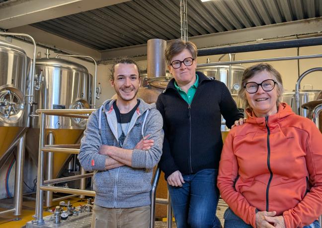 Dorian, Odile Vandermoere et Karine Abalti à la brasserie « la Vaugermaine », à Saint-Cyr-les-Colons (Yonne) – Photo Christophe Bidal