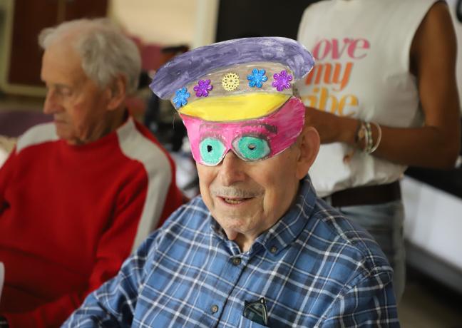 A Ancy-le-Franc, dans l’Yonne, Véronique Bettencourt, de la Compagnie Fenil Hirsute, a réalisé un film avec une douzaine de résidents de l’Ehpad des Fontenottes. Avec le soutien de la Région - Photo Océane Lavoustet